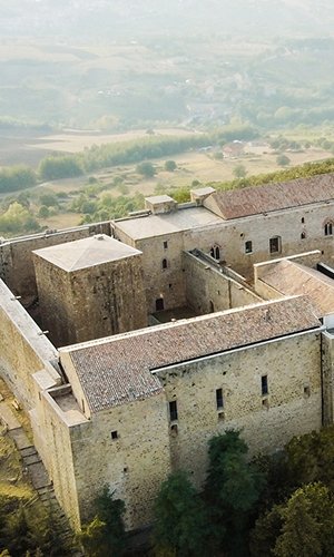 03_Castello_lagopesole.jpg