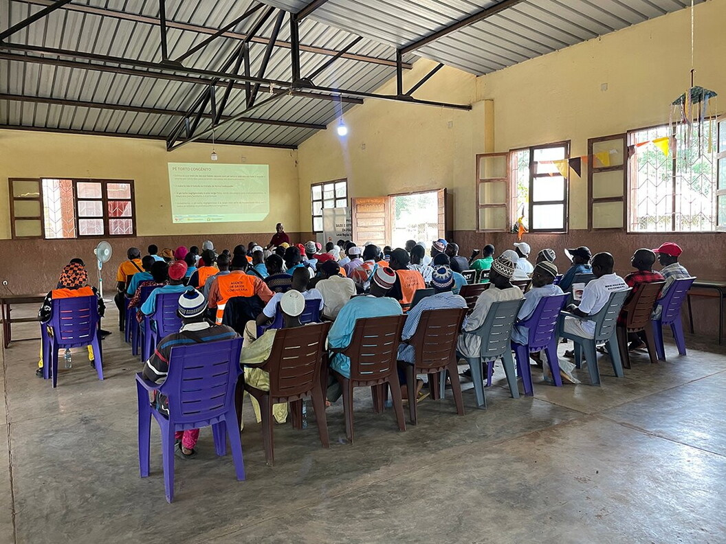A group of participants follows a presentation in a classroom